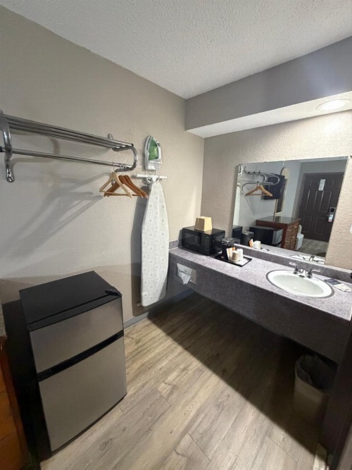 Colonial Inn image 17