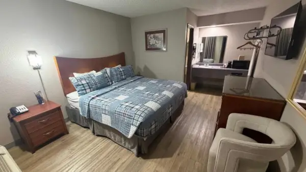 Colonial Inn 5